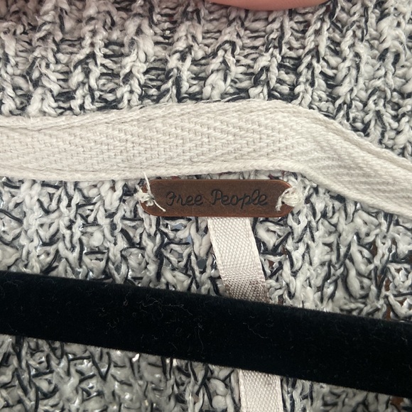 Gorgeous FREE PEOPLE Knit Sweater 😍 - Picture 7 of 9